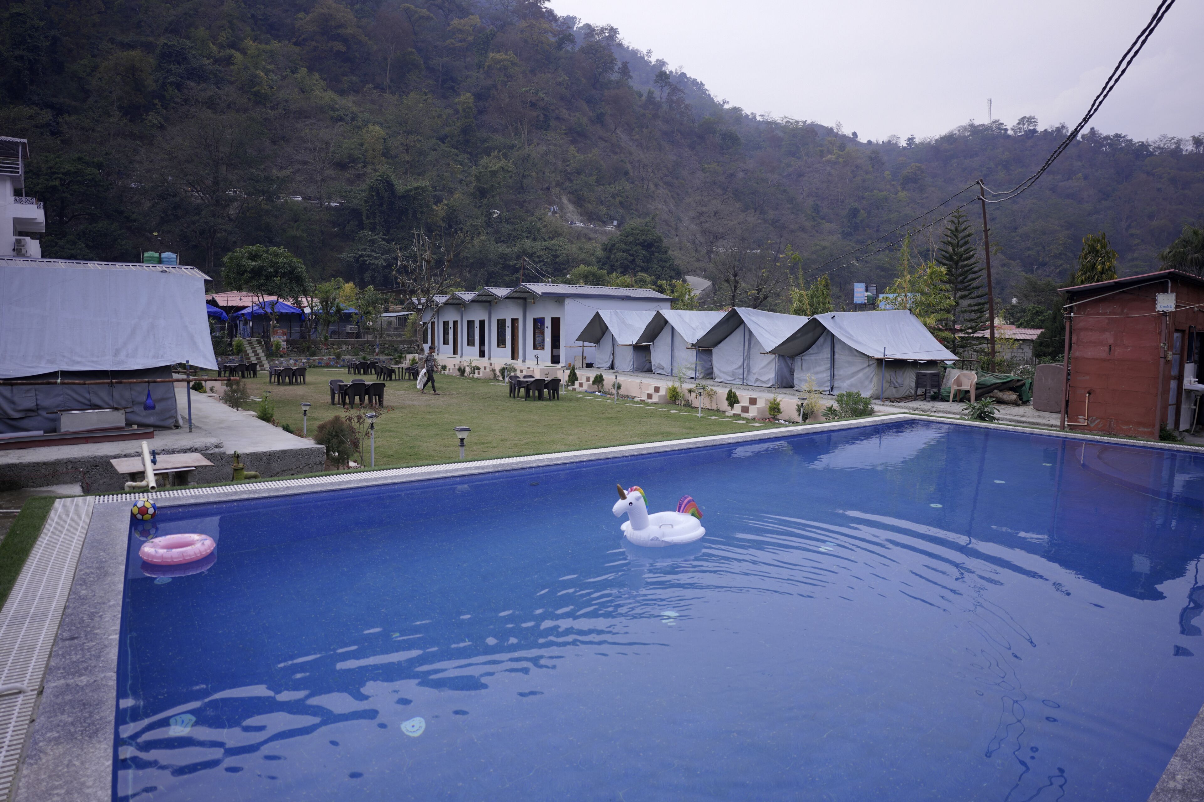 Una piscina al aire libre
