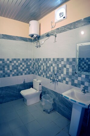 Family Room | Bathroom | Shower, free toiletries, towels