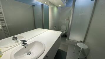Een douche, gratis toiletartikelen, een haardroger
