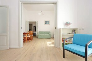 Departamento (2 Bedrooms) | Área de sala de estar | Televisión de 32 pulgadas con canales por cable 