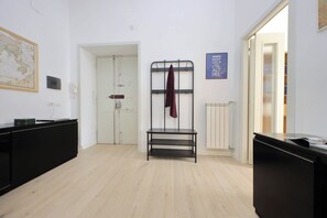 Lejlighed (2 Bedrooms) | Opholdsområde | 32-tommers tv med kabelkanaler