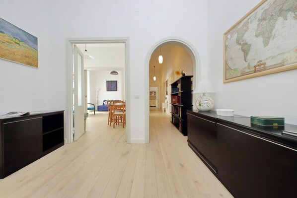 Lejlighed (2 Bedrooms) | Opholdsområde | 32-tommers tv med kabelkanaler