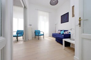 Lejlighed (2 Bedrooms) | Opholdsområde | 32-tommers tv med kabelkanaler