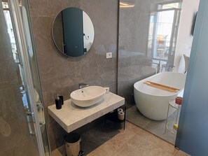 Habitación doble superior, baño privado, vista al patio | Baño | Secadora de cabello, pantuflas, toallas, jabón 