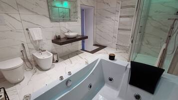 Phòng đôi Deluxe, phòng tắm riêng, quang cảnh sân vườn | Phòng tắm | Máy sấy tóc, dép đi trong nhà, khăn tắm, xà phòng