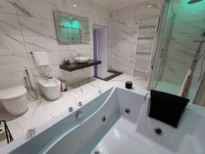 Deluxe-Doppelzimmer, eigenes Bad, Blick auf den Innenhof | Badezimmer