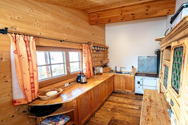 Stovetop, coffee/tea maker, dining tables