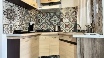 Stovetop, coffee/tea maker, electric kettle, toaster