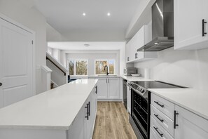 Fridge, microwave, oven, stovetop - Elegant 3-Story Townhouse | Ensuite Bath, Office & Free Parking (Cambridge)