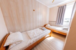 2 عدّة غرف نوم وم�كواة/لوح كي وواي فاي مجانًا