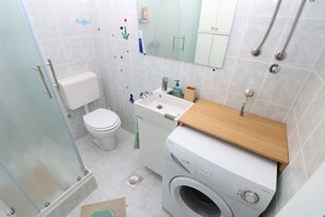 Shower, hair dryer, towels