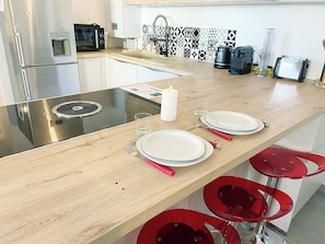 Kühlschrank, Mikrowelle, Ofen, Herdplatte