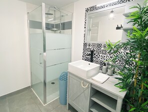Dusche, Haartrockner, Handtücher, Seife