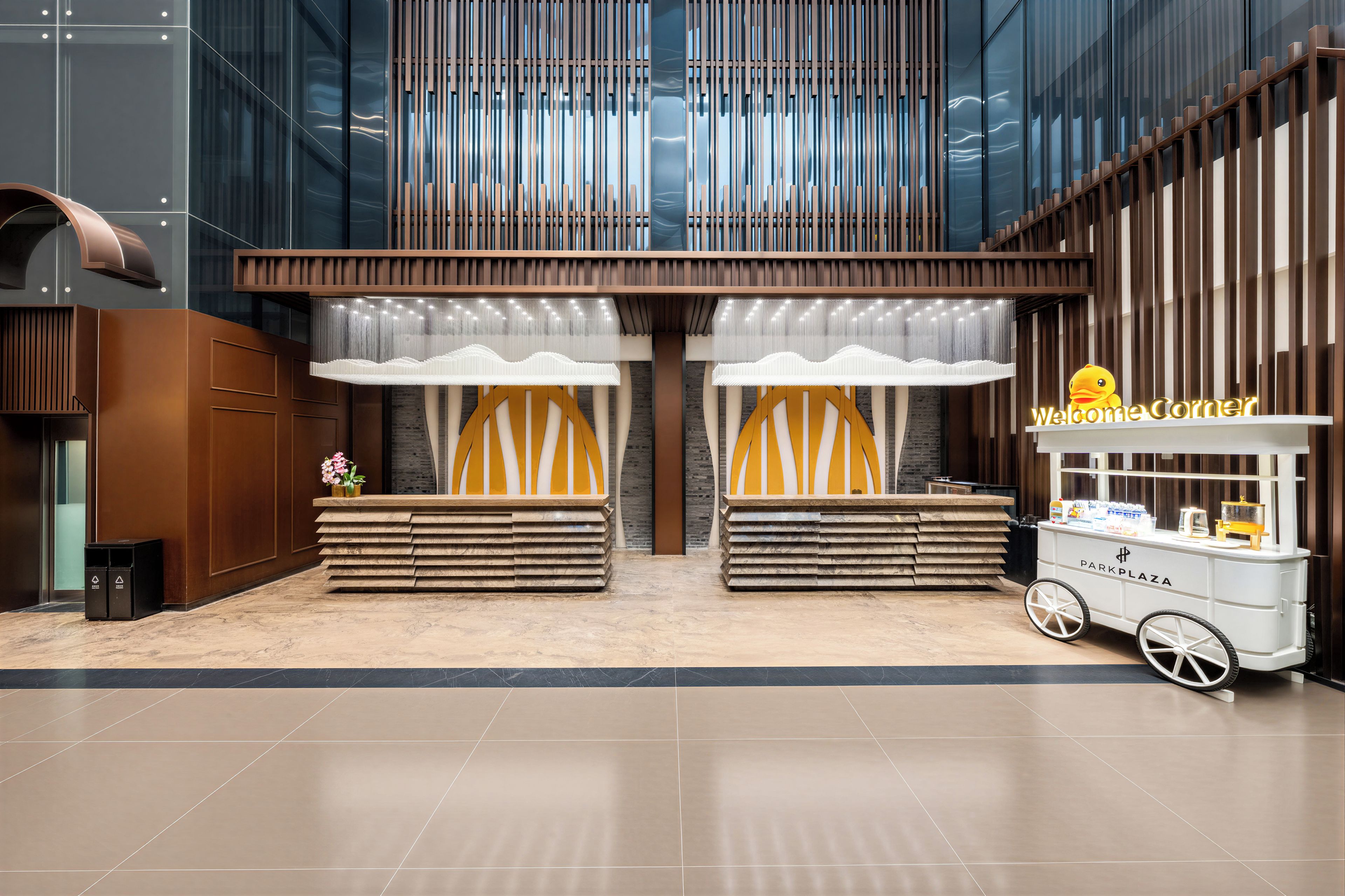 Een modern interieur met een receptiebalie, een zithoek en een foodtruck.