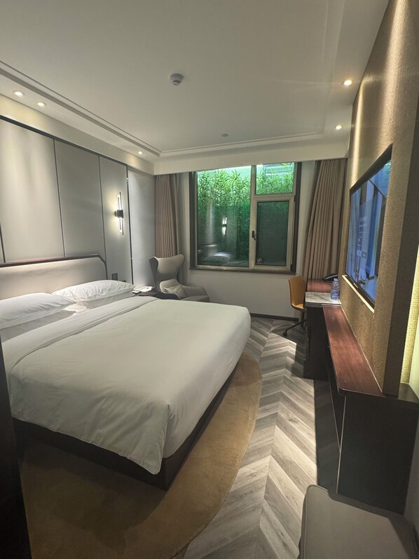 Economy-Einzelzimmer | Zimmersafe, Schreibtisch, laptopgeeigneter Arbeitsplatz