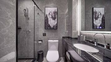 Gratis toiletartikelen, een haardroger, pantoffels, shampoo