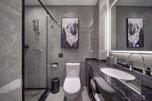 Articles de toilette gratuits, sèche-cheveux, chaussons, shampoing