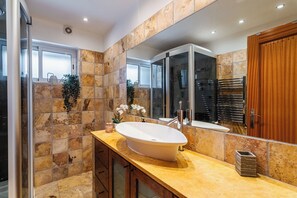 Dusche, Haartrockner, Bidet, Handtücher