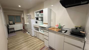 3ダブルベッド 簡易キッチン付き 1号室 禁煙 | 専用キッチン | 冷蔵庫、電子レンジ、コンロ、トースター