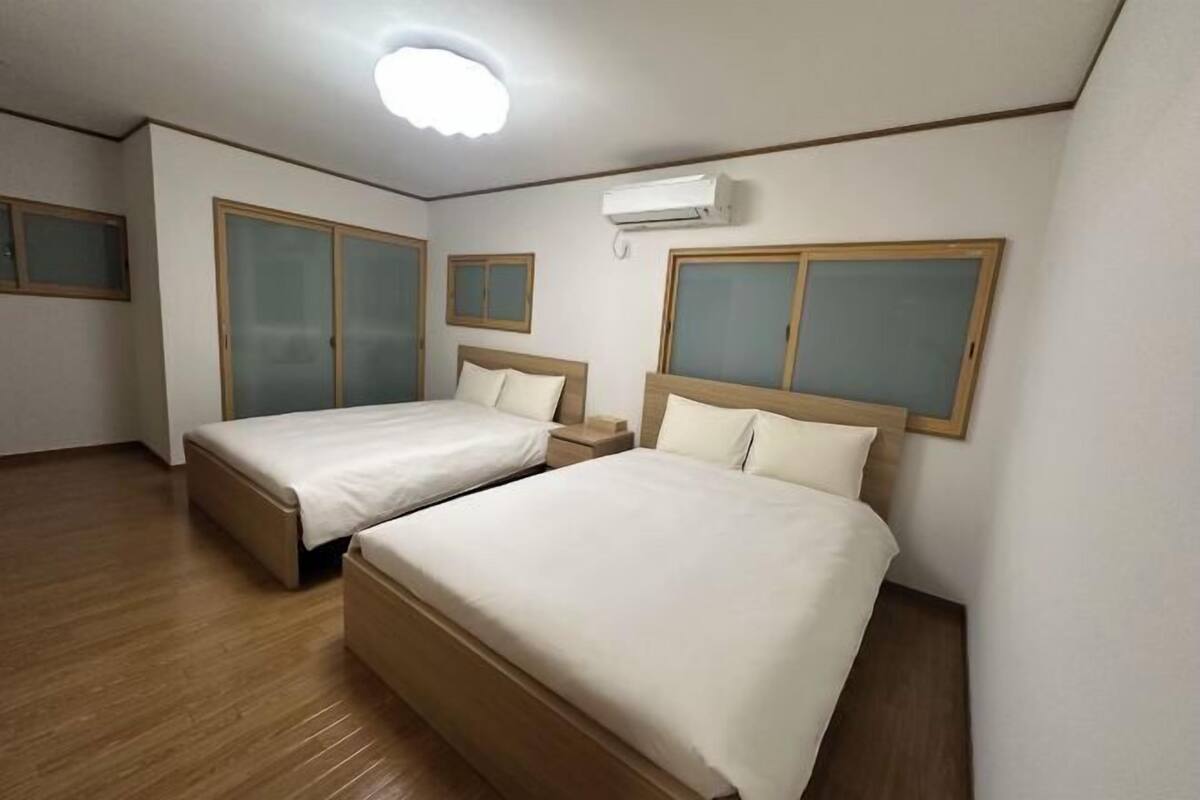 Down comforters, WiFi (free), bed sheets