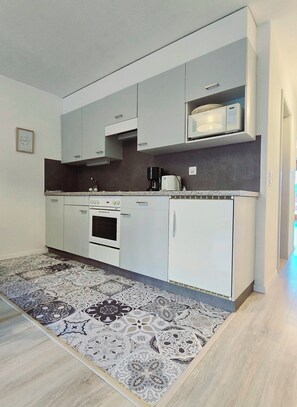 Kühlschrank, Mikrowelle, Ofen, Herdplatte