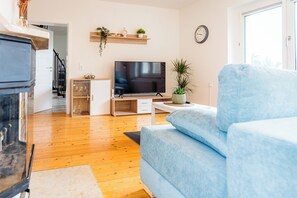 Smart TV, fireplace, books - "Augustus" vacation apartment in Radebeul, for 4 guests, 75m², with terrace and fireplace (Radebeul)