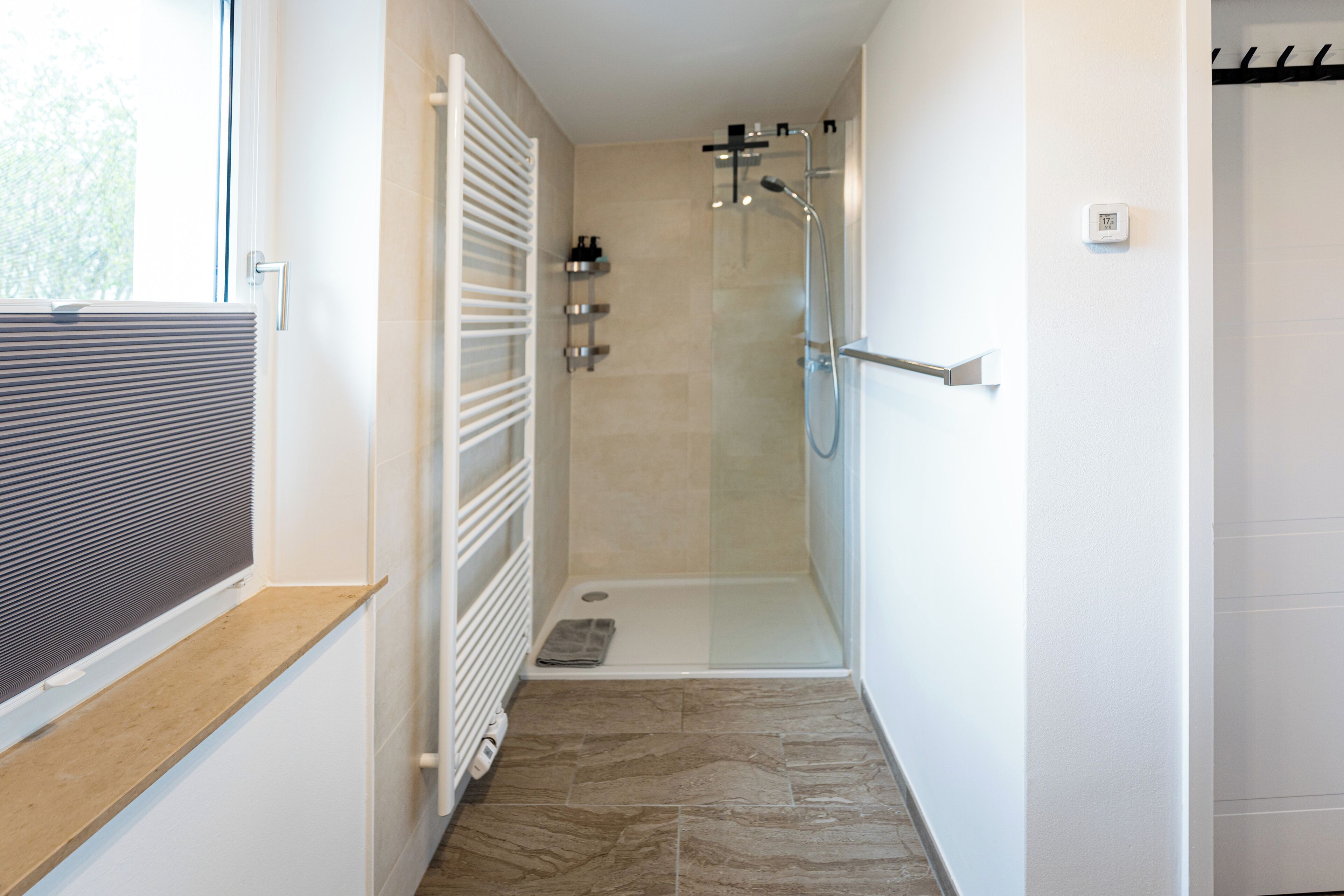 Dusche, Haartrockner, Handtücher, Seife
