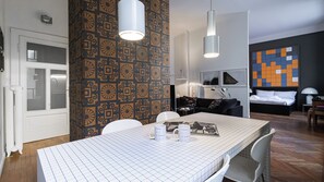 Apartment (1 Bedroom) | Esszimmer