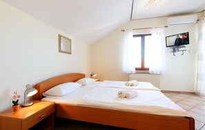 Free WiFi - Lovely apartment in Jezera with WiFi (Jezera)