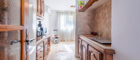 Réfrigérateur, un four, surface de cuisson, lave-vaisselle