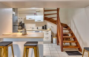 Kylskåp, ugn, diskmaskin och kaffe- och tebryggare