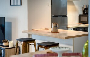 Réfrigérateur, four, lave-vaisselle, cafetière/bouilloire