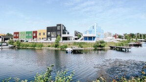 A waterfront property with colorful buildings, a dock, and boats. - Lovely home in Ebeltoft with sauna (Ebeltoft)