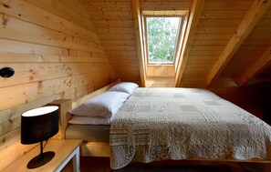 4 bedrooms, travel crib