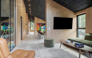 TV connectée, baby-foot, table de tennis de table