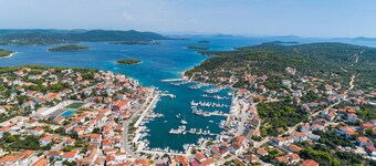 Lovely apartment in Jezera with WiFi