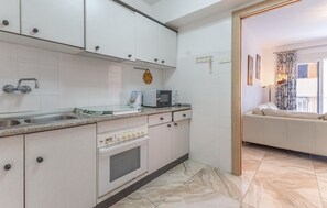 Fridge, oven, stovetop, coffee/tea maker