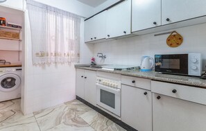 Fridge, oven, stovetop, coffee/tea maker
