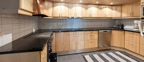 Réfrigérateur, four, plaque de cuisson, lave-vaisselle