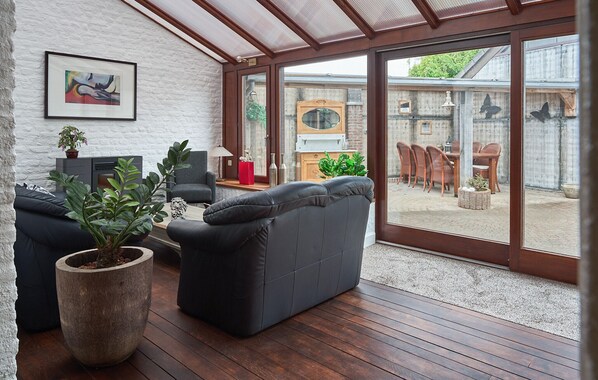 TV connectée, cheminée, chaîne hi-fi