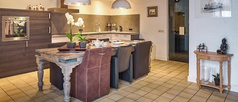 Réfrigérateur, un four, surface de cuisson, lave-vaisselle