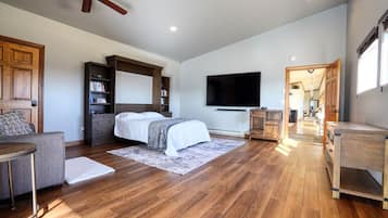 3 bedrooms, desk, travel crib, WiFi