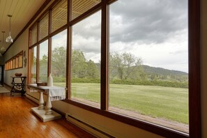 Interior - Luxury Vacation Home w/ Chef`s Kitchen (Hot Springs)