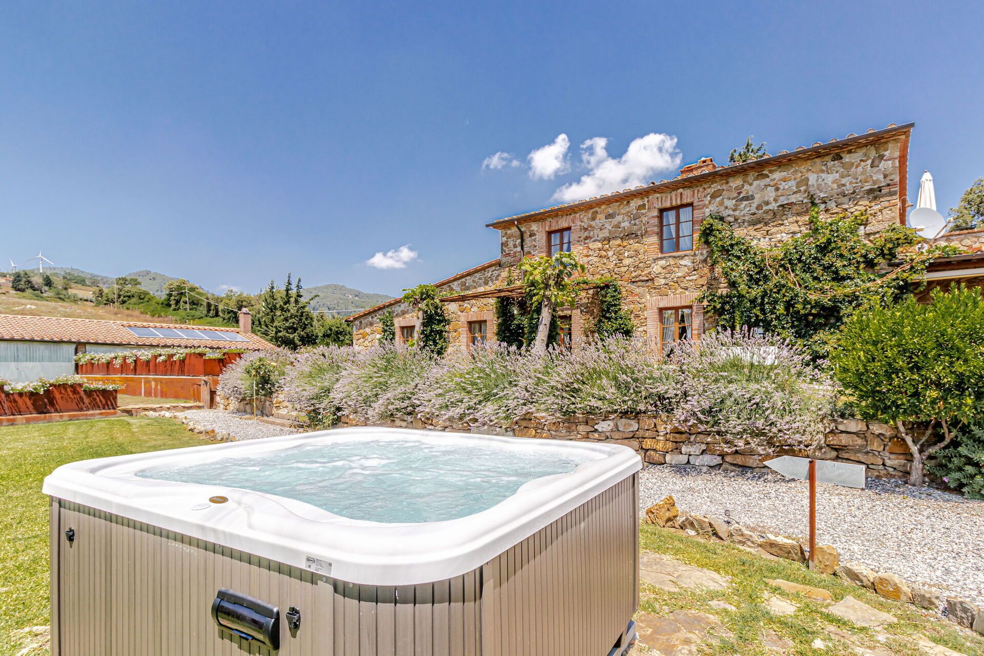 Un edificio de piedra con un jacuzzi al frente.