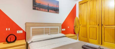 2 chambres, fer et planche à repasser, Wi-Fi, draps fournis