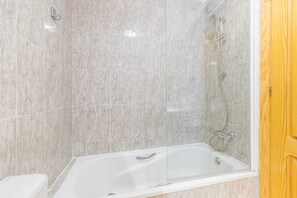 Dusche, Haartrockner, Bidet, Handtücher