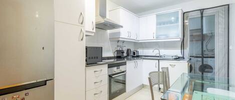 雪櫃、微波爐、焗爐、爐具