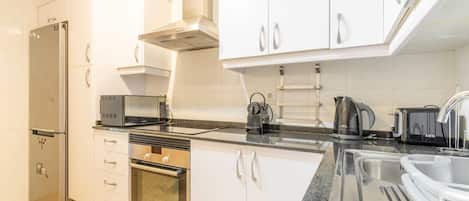 Frigorífico, microondas, horno y placa de cocina