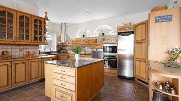 KylskÄp, mikrovÄgsugn, ugn och spishÀll