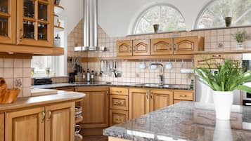 KylskÄp, mikrovÄgsugn, ugn och spishÀll